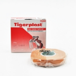 Tiger Plast (Adhesive Sports Tape) ขนาด 1.25CMX9M ไทเกอร์พล๊าส สปอร์ตเทป สำหรับปิดยืดบริเวณ ข้อเข่า,ข้อศอก,มือ,ข้อมือ,นิ้ว,ข้อเท้า เพื่อป้องกันการบาดเจ็บก่อนเล่นกีฬา